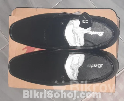 বাটা নতুন জুতা ব্যবহার করা হয় নাই